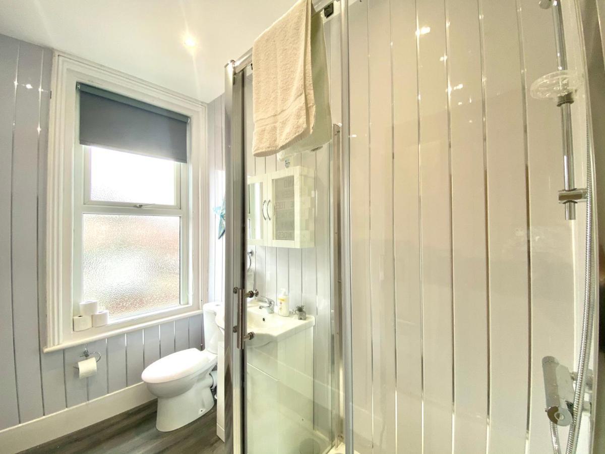 4 Bed Family House Near Beach By Blackpool Service Apartments 外观 照片